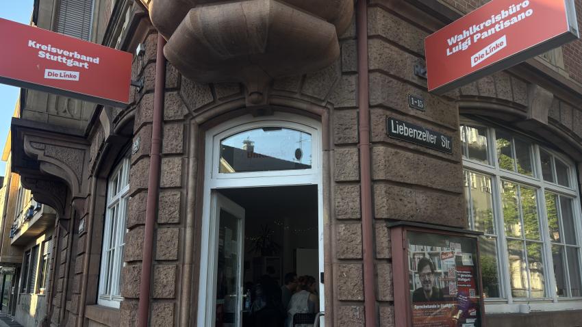 Das „Linkseck“ von außen mit den Schildern „Kreisverband Stuttgart“ und „Wahlkreisbüro Luigi Pantisano“.