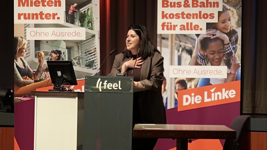Mersedeh Ghazaei steht auf dem Podium des Landesparteitags der Linken in Stuttgart am 26. April 2026 und spricht vor dem Publikum.
