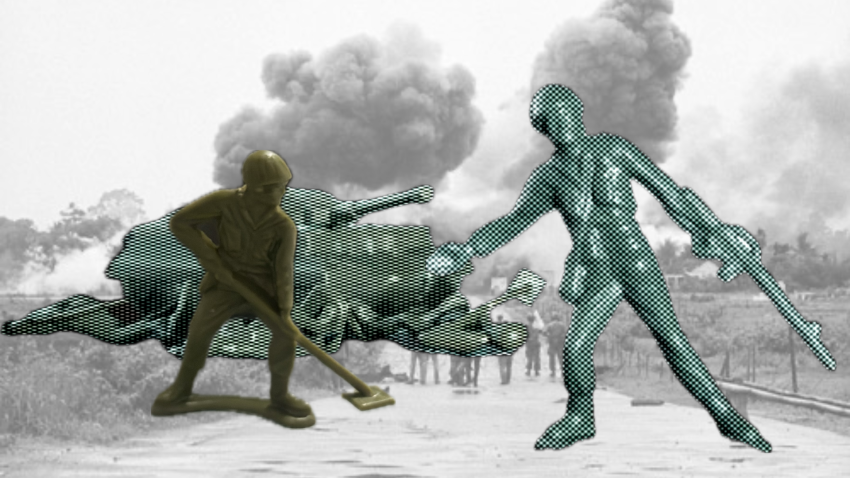 Spielzeugsoldaten vor Kriegsszenerie.