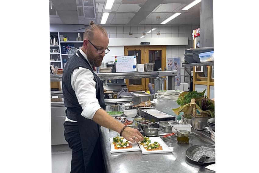 Andy Bäßler ist zu sehen, wie er gerade eine Vorspeise gratiniert.