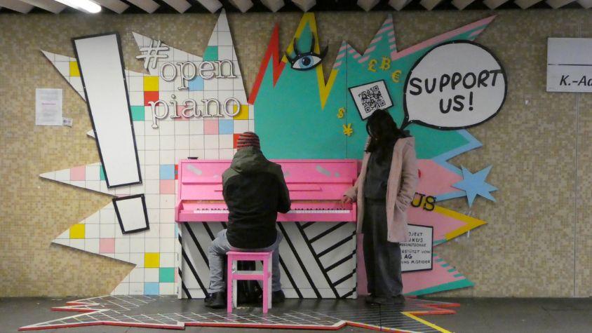 Zwei Personen, die am Open Piano am Charlottenplatz in Stuttgart Klavier spielen