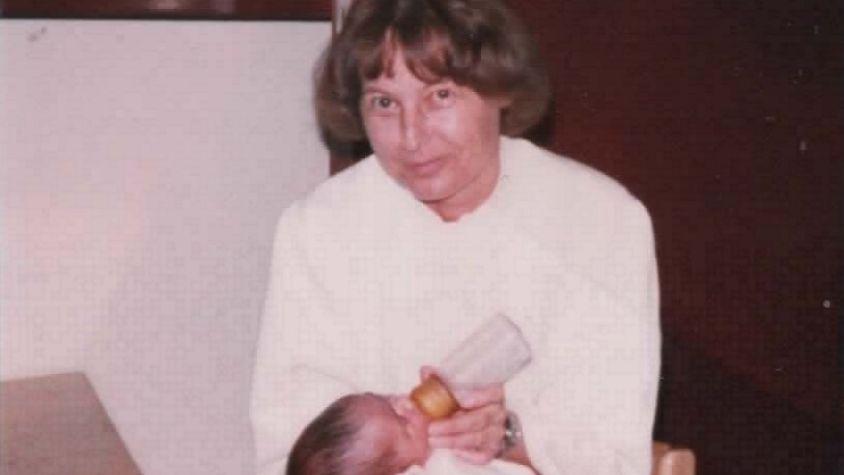 Meine Oma gibt einem Baby die Flasche.