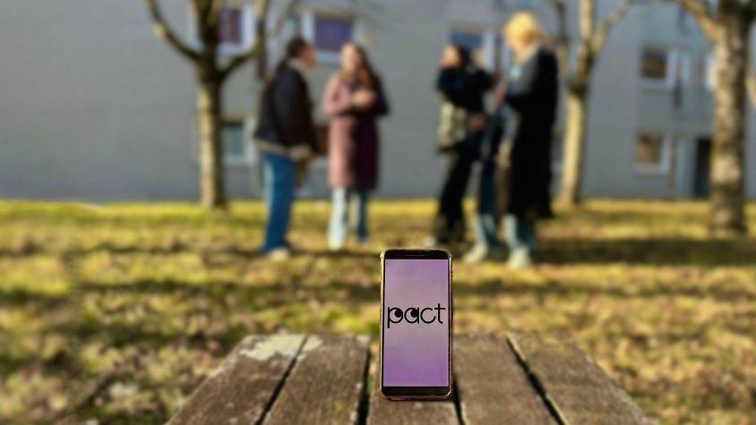 Gruppe im Hintergrund, Pact im Vordergrund