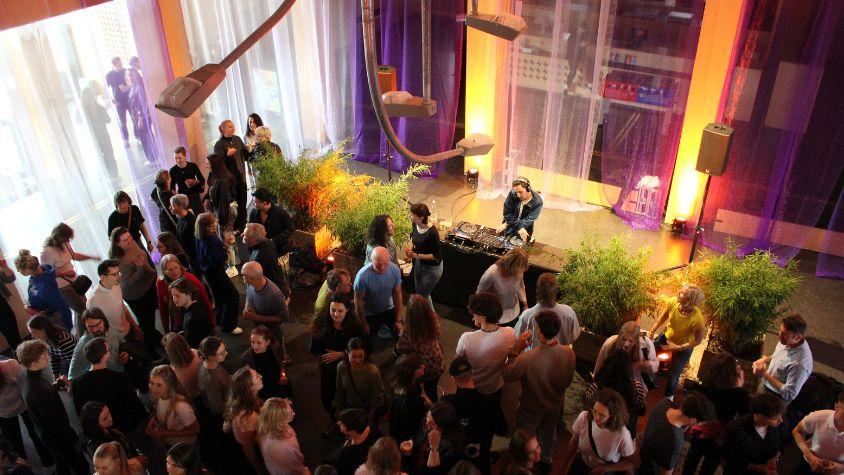 Tanzende Menschen und DJ Pult bei der Pre-Work-Party