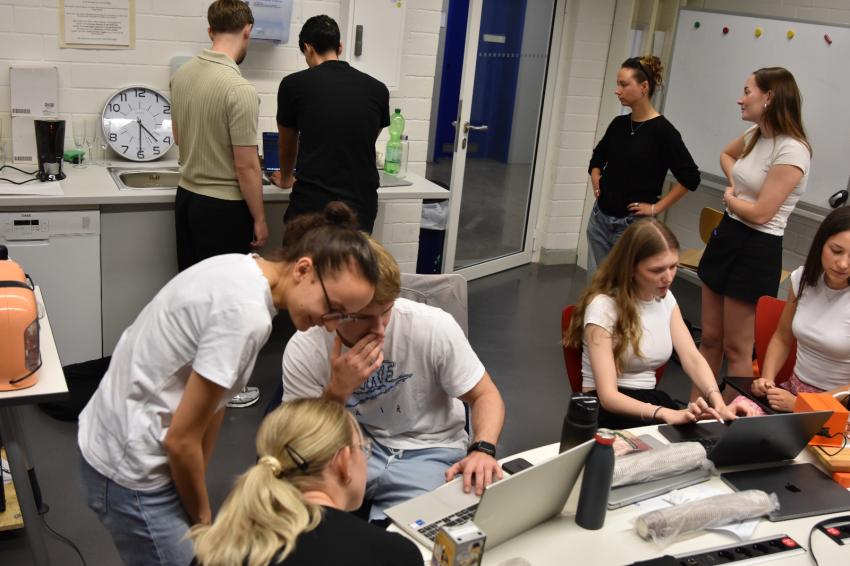 Das Roborista-Team ist hart an der Arbeit. 