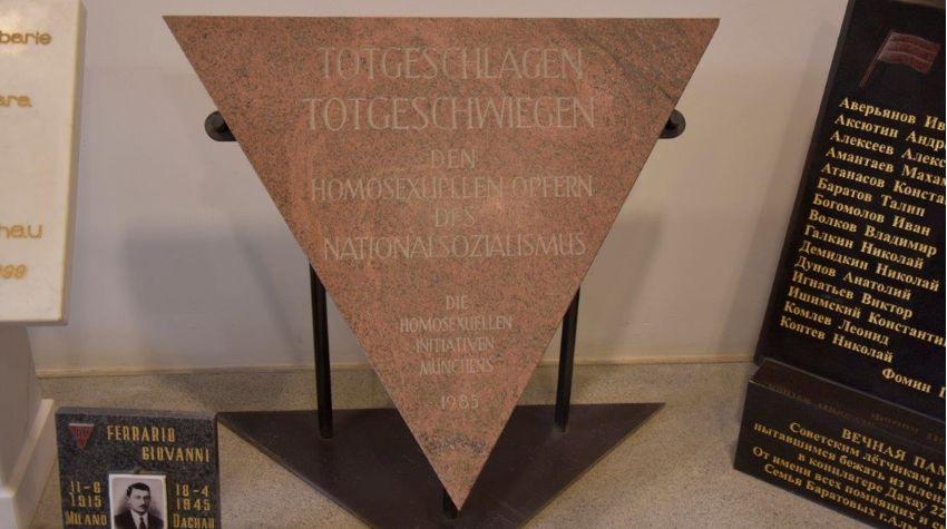 Auf der Gedenktafel steht "Totgeschlagen Totgeschwiegen, den homosexuellen Opfern des Nationalsozialismus".