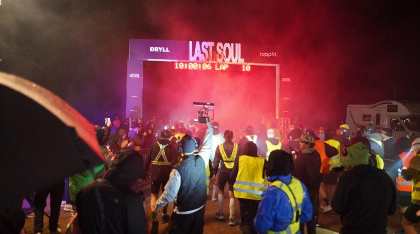 Teilnehmer des Last Soul Ultra stehen nachts zur 10. Runde an der Startlinie.