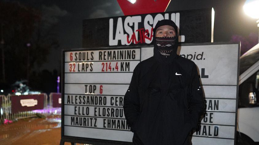 Last Soul Ultra Teilnehmer Mauritz Ehmann steht nachts vor der Rangliste der verbliebenen Läufer und belegt Platz 6.