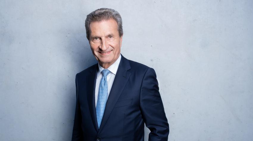 Ein älterer, schlanker Mann im Anzug im Porträt - Es ist Günther Oettinger.