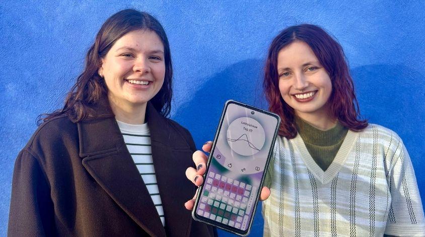 Jule und Aylin mit ihrem selbstentwickelten Zyklus-Tracker