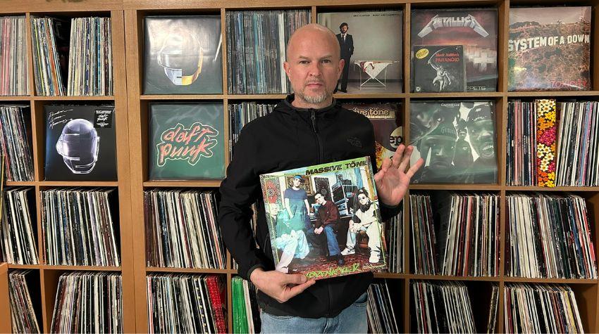 DJ 5ter Ton von den Massiven Tönen steht vor seiner Plattensammlung