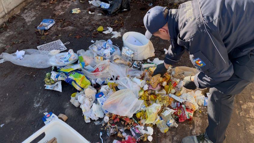 „Waste Watcher“ Daniel Behr sucht im Abfall nach Hinweisen auf die verursachende Person einer illegalen Müllablagerung.