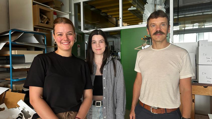 Zwei der Verpackungstechniker mit ihrem Professor Dr. Mair