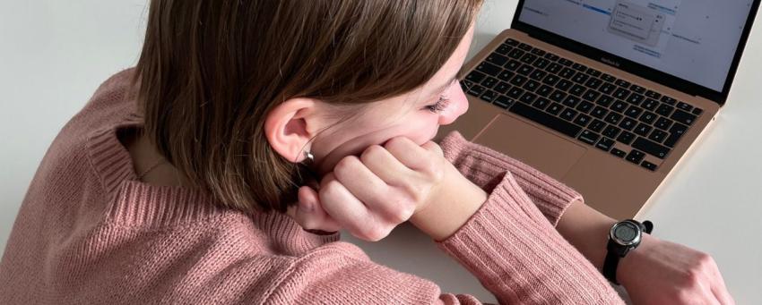 Eine junge Frau guckt sehnsüchtig auf ihre Uhr. (Symbolbild) | Bild: Luisa Kutt und Alice Kärcher