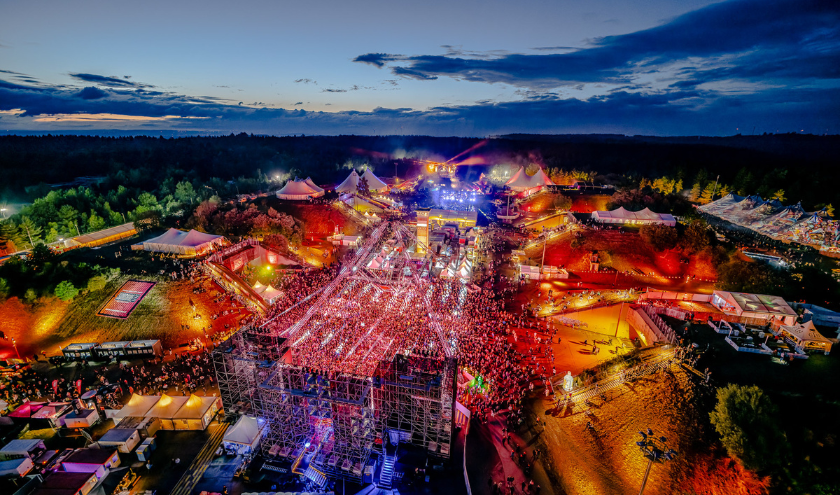 Das Festivalgelände bei Dämmerung.