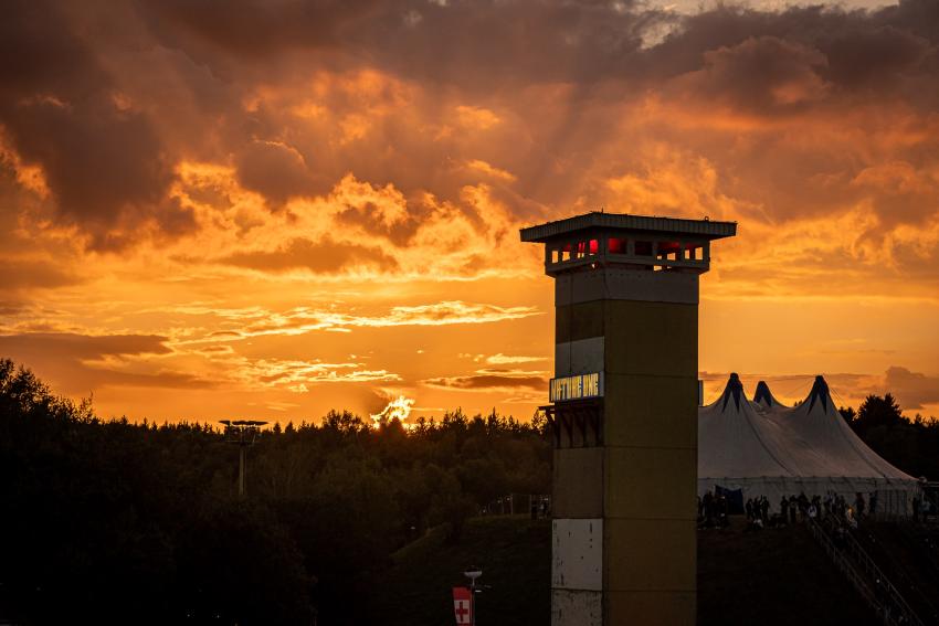 Der ehemalige Wachturm steht mittig auf dem Festivalgelände.