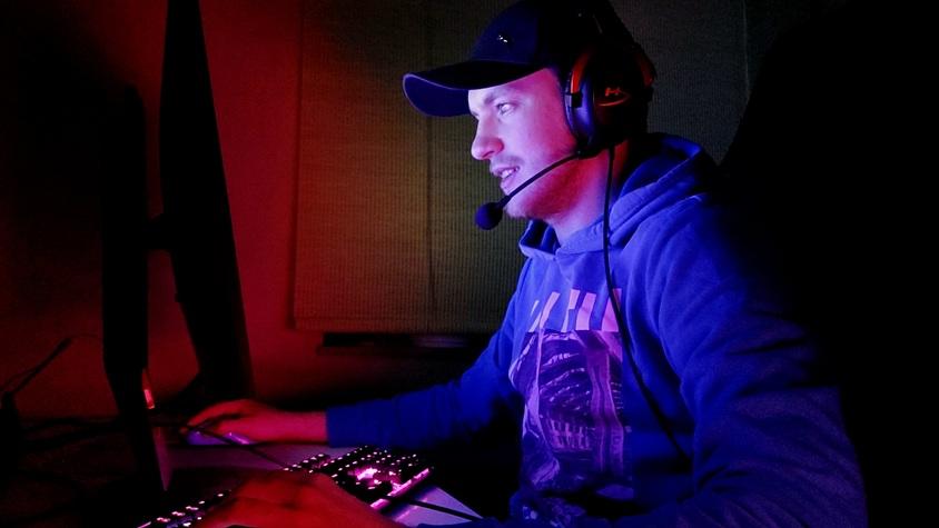Gamer sitzt vor dem PC