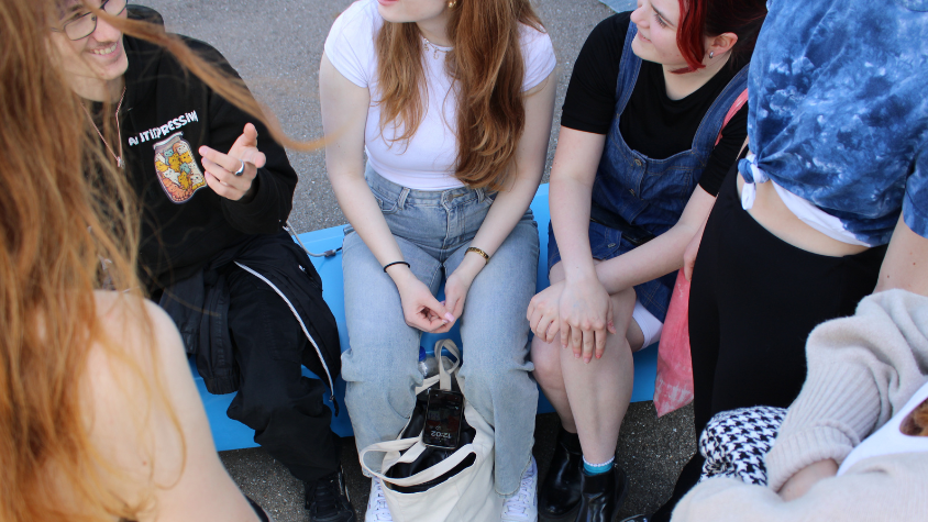 Studentengruppe sitzt zusammen und reden