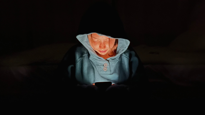 Ich sitze alleine im dunklen Zimmer, Kapuze meines Hoodies über den Kopf gezogen. Das Handy halte ich in der Hand und das Display erleuchtet mein Gesicht. 