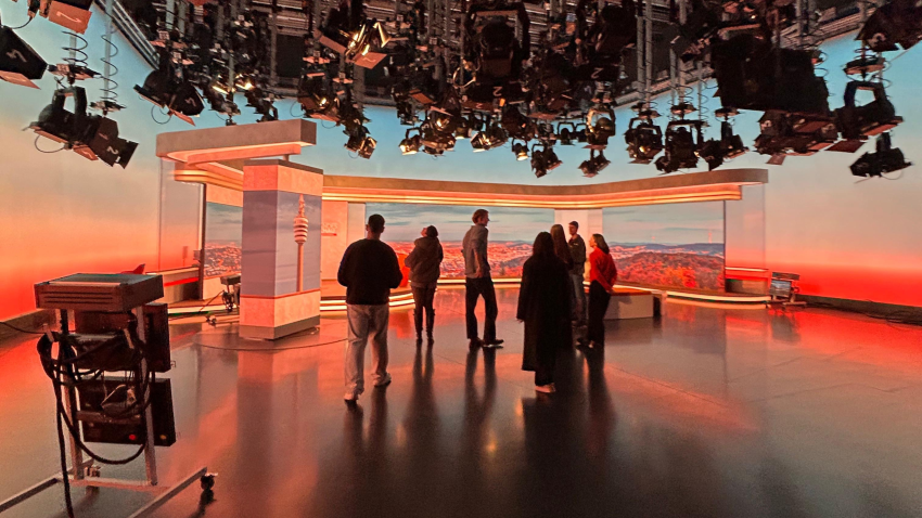 Sieben Personen befinden sich im Fernsehstudio des SWR und schauen sich um.