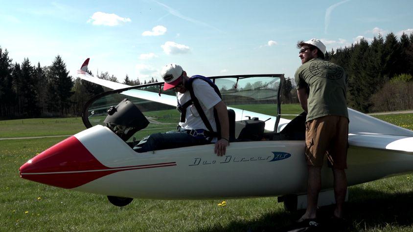 Basti setzt sich ins Cockpit