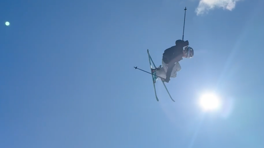 Freeski-Nachwuchs-Athlet macht in der Luft einen Stunt