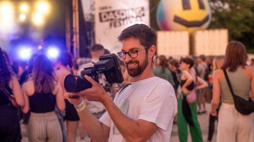 Der Fotograf Ronny Zimmermann bei der Arbeit