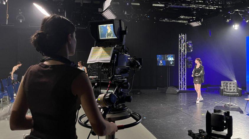 geführte Videotechnik von Frau mit Stand-In auf der Bühne