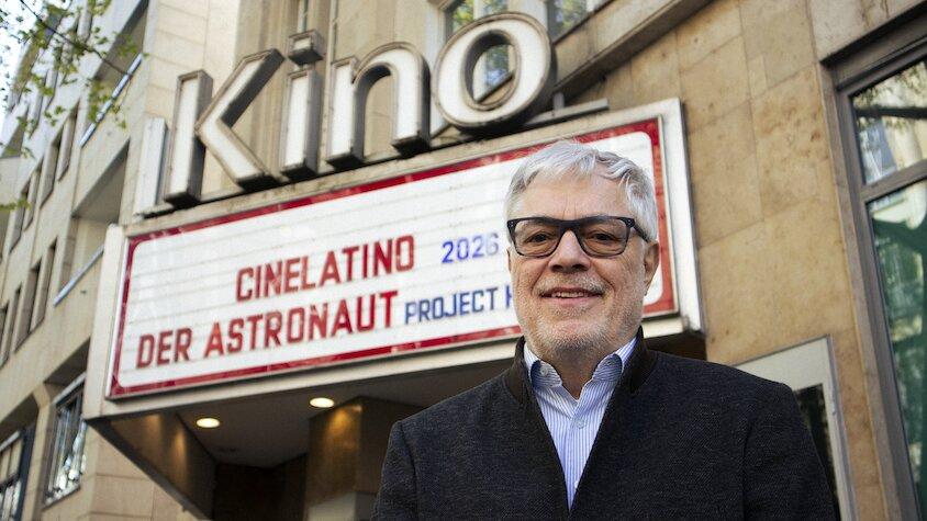 Ein Mann steht vor dem Kino, das er betreibt.