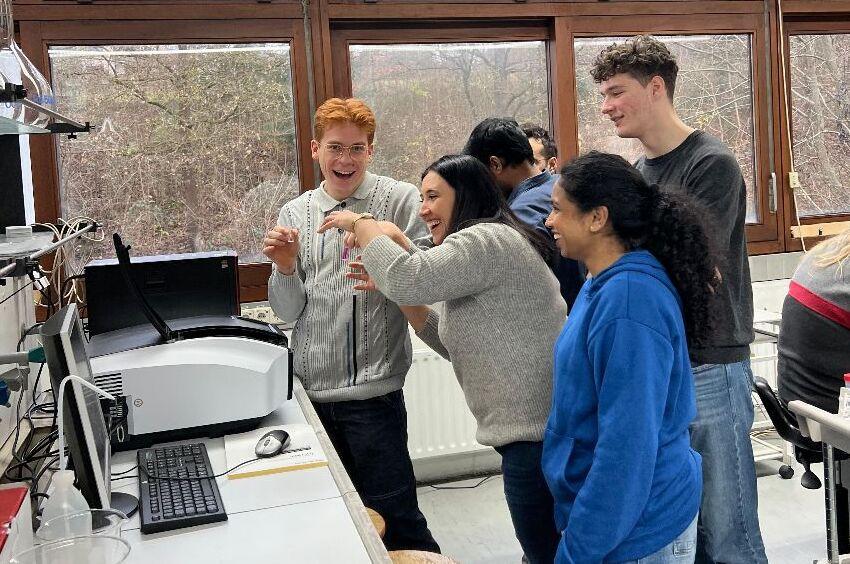 Kilian (ganz links) und sein Team bei der Einweisung in ihr Labor an der Universität Stuttgart im Winter 2024.
