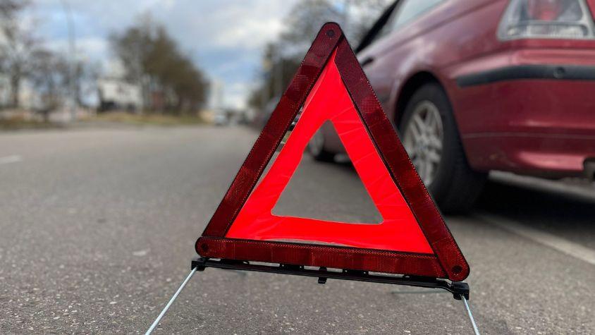 rotes Dreieck eines Autos auf der Straße. auto warndreieck auf der