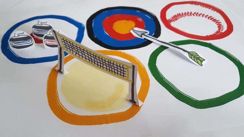 Eine gezeichnete Darstellung der olympischen Ringe, wobei jeder Ring ein Element einer Randsportart darstellt. Der blaue Ring ist eine Curling-Fläche mit Curlingsteinen, der schwarze Ring eine Zielscheibe mit einem Pfeil, der rote Ring ein Baseball und der gelbe Ring ein Beachvolleyballfeld. Aus dem grünen Ring geht der Pfeil über auf die Zielscheibe. - triesen