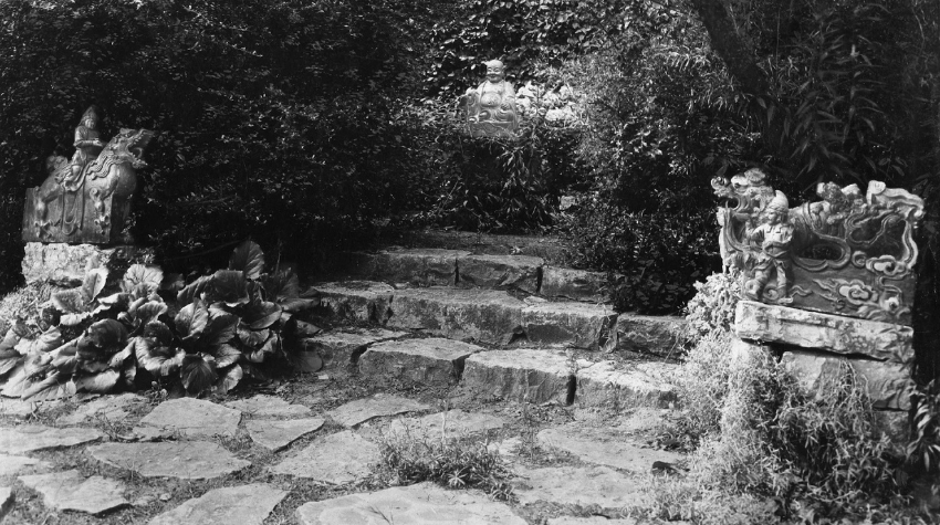 Der Dachreiter aus Eduard Fuchs Kunstsammlung, im asiatischen Garten seiner Berliner Villa vor dem Raub der Gestapo 1933.