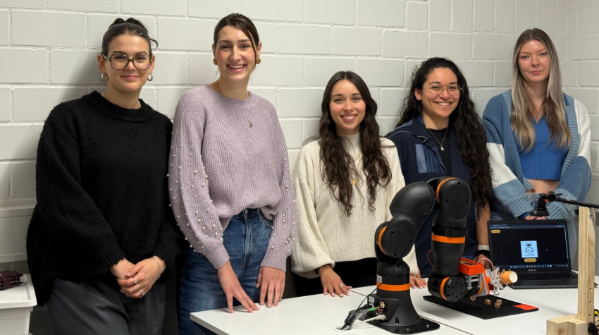 Alle 5 Studentinnen mit dem Roboterarm