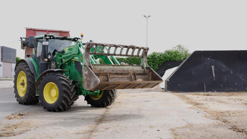Traktor fährt Mist zur Biogasanlage 