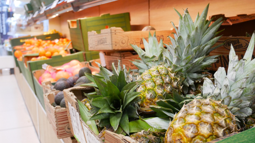 Ananas im Obstregal eines Supermarkts