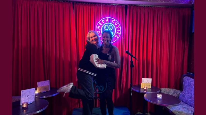 Die Comediennes Stephie Zöllner und Raytschel in der Uhu Bar in Stuttgart