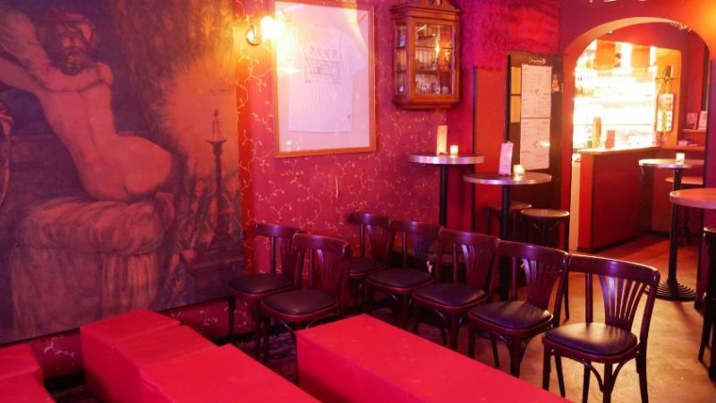 Bestuhlung der Uhu Bar Stuttgart für eine Comedy-Show