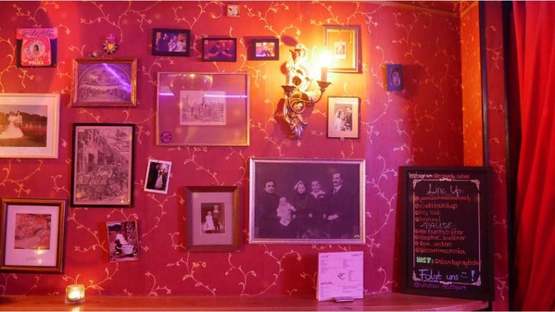 Bilder aus Haushaltsauflösungen schmücken eine Wand an der Uhu Bar und verleihen ihr einen gewissen Charme.