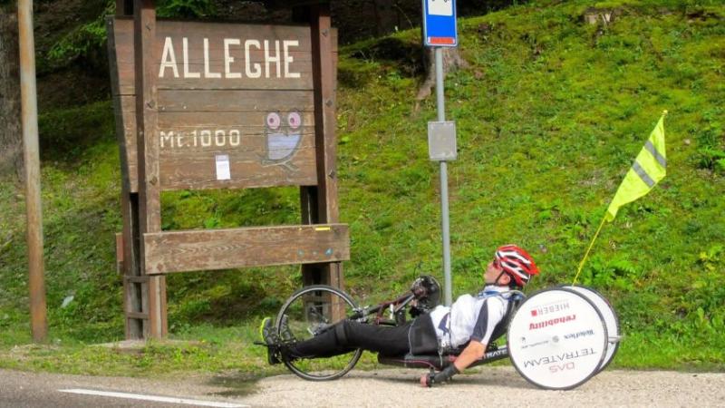 Stefan im Liegefahrrad am Passo Duran, seinem Unfallsort. 