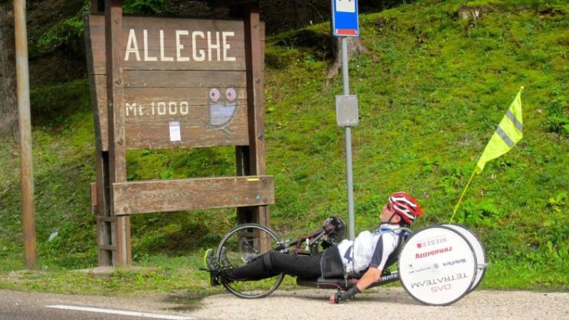 Stefan im Liegefahrrad am Passo Duran, seinem Unfallsort. 