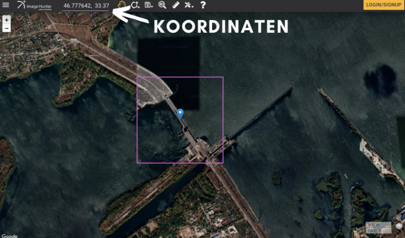  In der Suchmaske der Website kann man eingeben, für welche Koordinaten man ein aktuelles Satellitenbild sucht. Hier zu sehen: die Karte des Kachowka-Staudamms von Google Maps als Referenz.