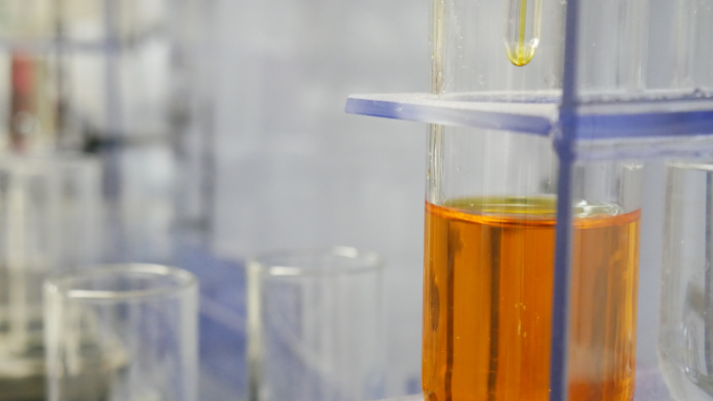 Orangene Flüssigkeit