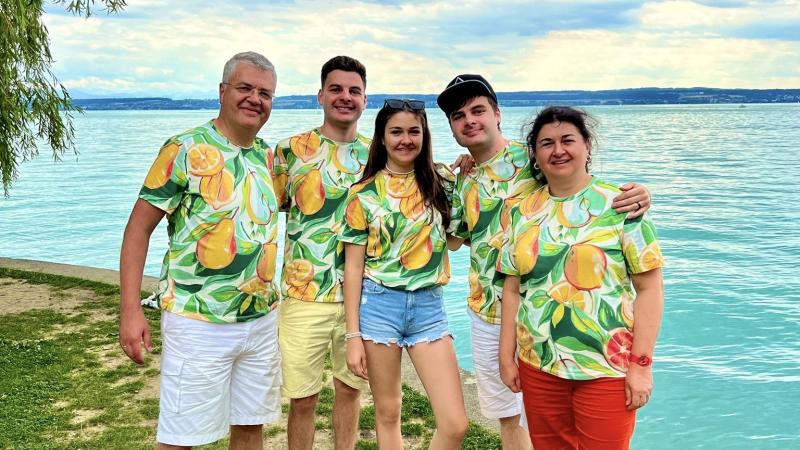 Henrik steht mit seiner Familie am Bodensee, wobei alle das gleiche T-Shirt tragen.
