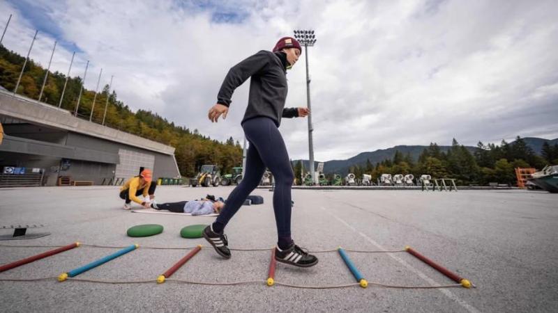 Agnes Reisch läuft konzentriert über eine Koordinationsleiter.