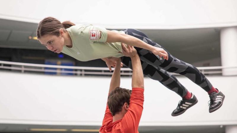 Agnes Reisch wird vom Trainer in die Waagerechte gehoben.
