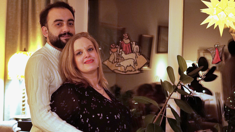 Eiad mit seiner Freundin Julia im Wohnzimmer.