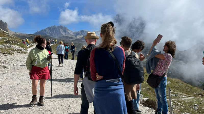 Viele Tourist*innen auf einem Wanderweg.