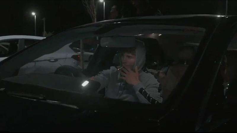 Marcel kifft im Auto.