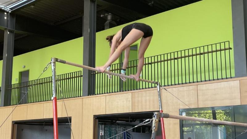 Helena turnt ihren neuen Abgang am Stufenbarren